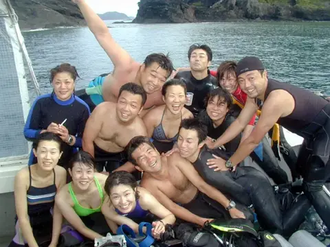 ダイビングツアー参加者の笑顔の集合写真