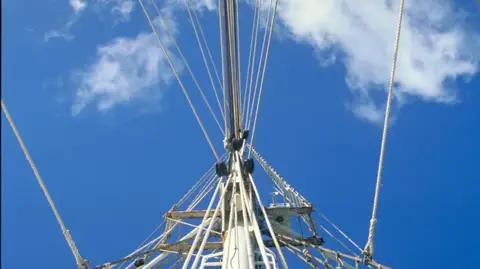 帆船のマストと青空