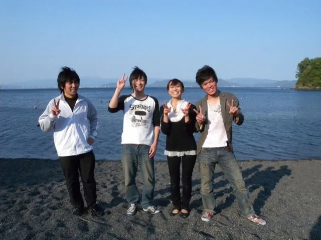 海辺で記念撮影するBIG BLUEの参加者（2012-2013年）
