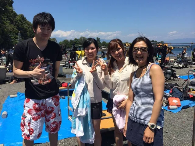 海辺で記念撮影するBIG BLUEの参加者（2014年）