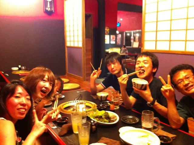 室内で食事と飲み物を囲む参加者（2012-2013年）