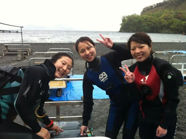 海辺で記念撮影するBIG BLUEの参加者（2012-2013年）