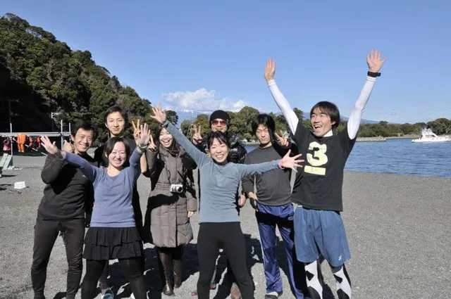 海辺で記念撮影するBIG BLUEの参加者（2012-2013年）