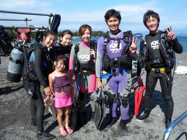海辺で記念撮影するBIG BLUEの参加者（2012-2013年）