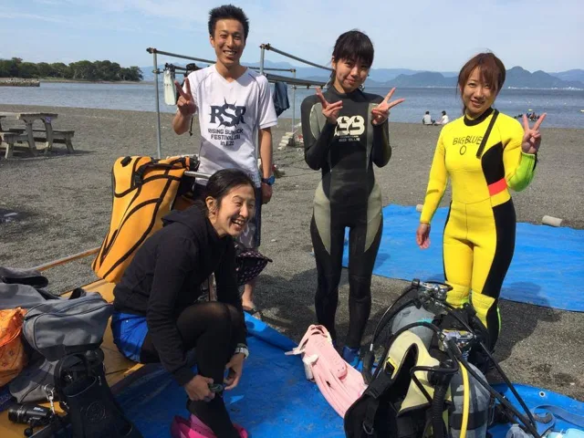 海辺で記念撮影するBIG BLUEの参加者（2014年）