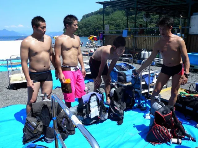 海辺で記念撮影するBIG BLUEの参加者（2012-2013年）