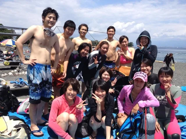 海辺で記念撮影するBIG BLUEの参加者（2012-2013年）