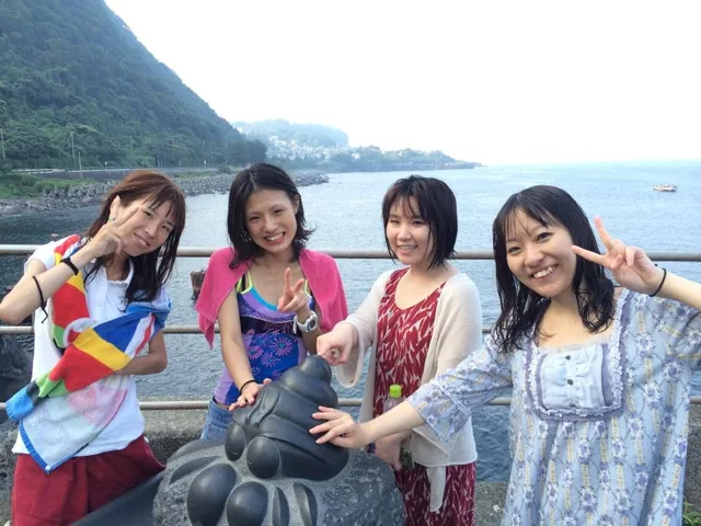 海辺で記念撮影するBIG BLUEの参加者（2015年）