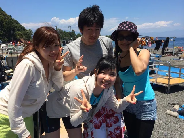 海辺で記念撮影するBIG BLUEの参加者（2014年）