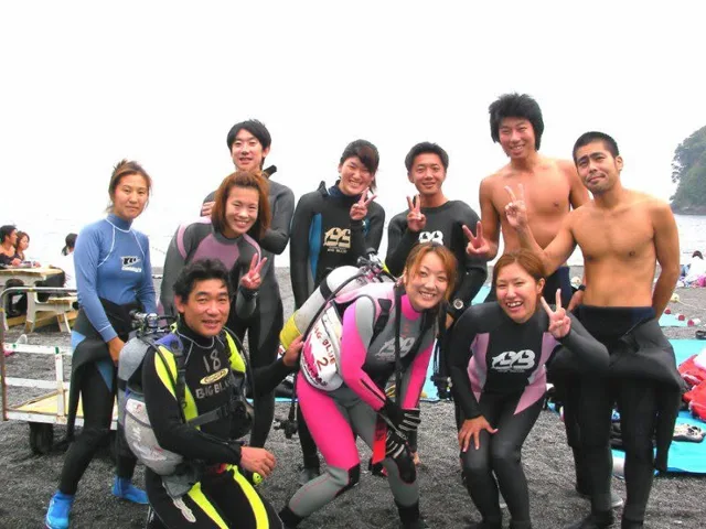 海辺で記念撮影するBIG BLUEの参加者（2012-2013年）
