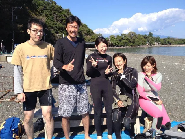 海辺で記念撮影するBIG BLUEの参加者（2014年）