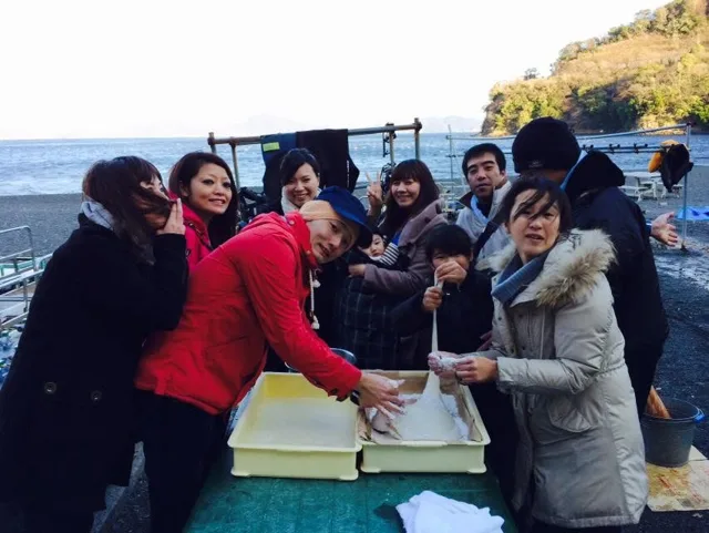 屋外で食事を囲む参加者（2015年）