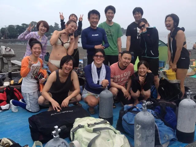 海辺で記念撮影するBIG BLUEの参加者（2012-2013年）