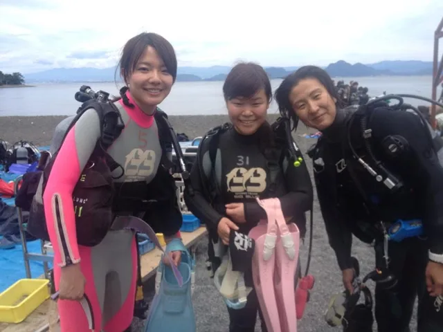 海辺で記念撮影するBIG BLUEの参加者（2012-2013年）