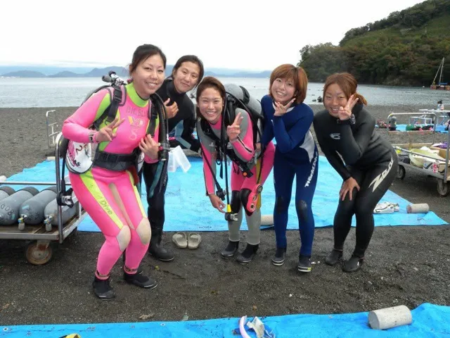 海辺で記念撮影するBIG BLUEの参加者（2012-2013年）