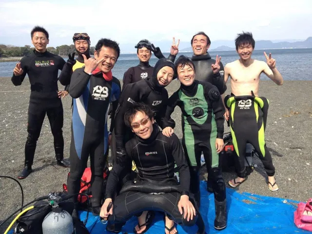 海辺で記念撮影するBIG BLUEの参加者（2012-2013年）