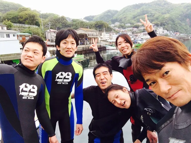 海辺で記念撮影するBIG BLUEの参加者（2015年）