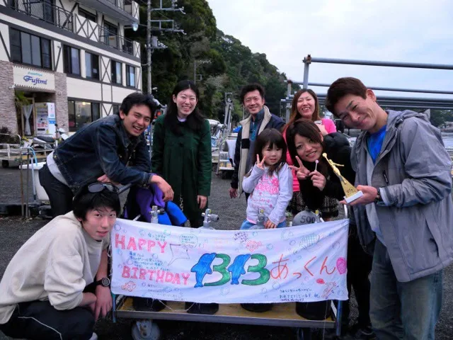 海辺でBIG BLUEの旗を広げる参加者（2012-2013年）