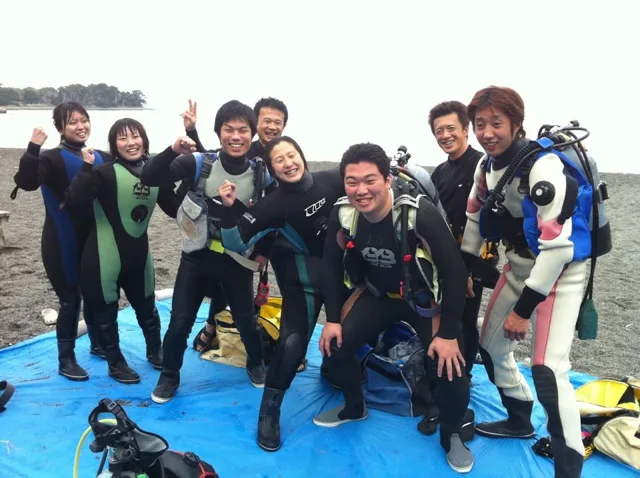 海辺で記念撮影するBIG BLUEの参加者（2012-2013年）
