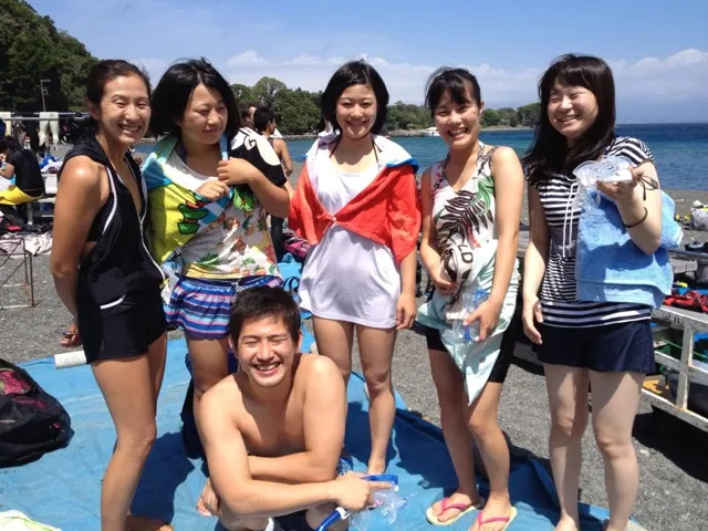 海辺で記念撮影するBIG BLUEの参加者（2012-2013年）