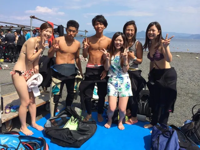 海辺で記念撮影するBIG BLUEの参加者（2014年）