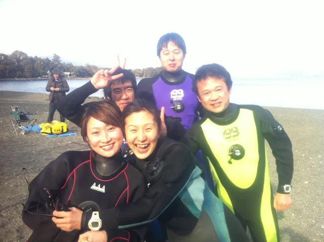 海辺で記念撮影するBIG BLUEの参加者（2012-2013年）