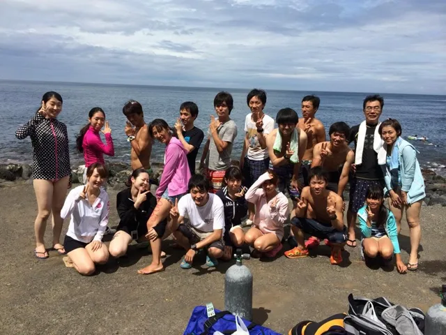 海辺で記念撮影するBIG BLUEの参加者（2014年）