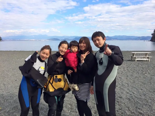 海辺で記念撮影するBIG BLUEの参加者（2015年）