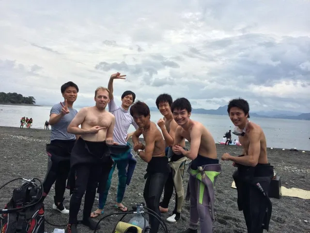 海辺で記念撮影するBIG BLUEの参加者（2014年）