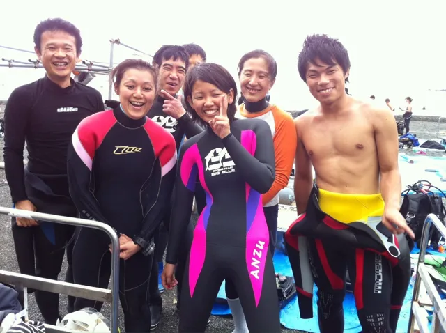 海辺で記念撮影するBIG BLUEの参加者（2012-2013年）