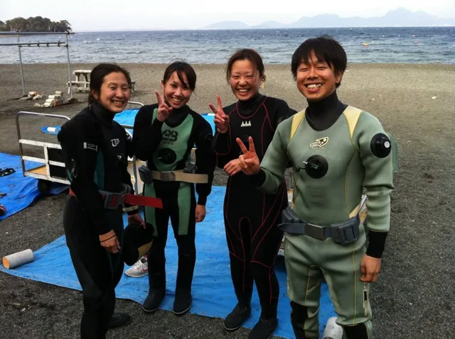海辺で記念撮影するBIG BLUEの参加者（2012-2013年）
