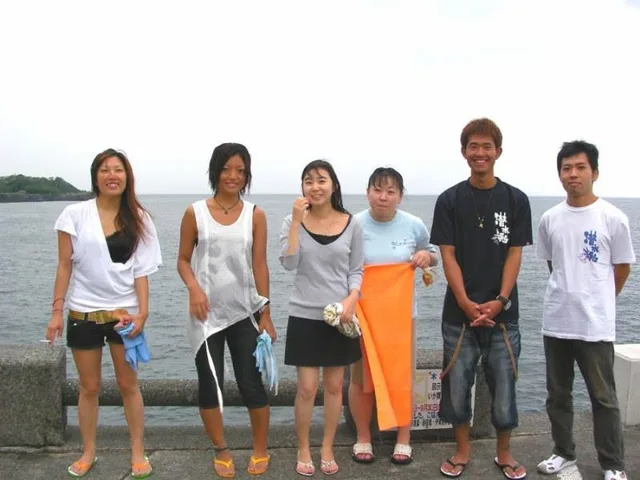 海辺で記念撮影するBIG BLUEの参加者（2012-2013年）