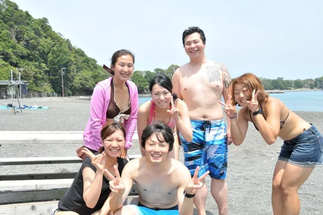海辺で記念撮影するBIG BLUEの参加者（2012-2013年）