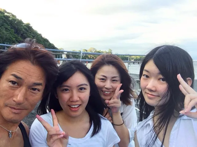 海辺で記念撮影するBIG BLUEの参加者（2014年）