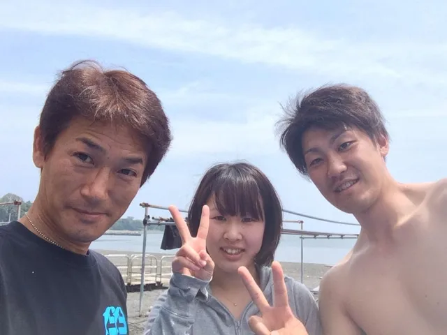 海辺で記念撮影するBIG BLUEの参加者（2014年）
