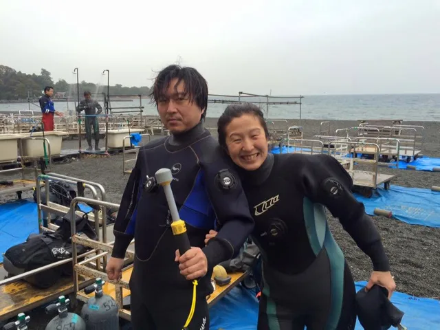 海辺で記念撮影するBIG BLUEの参加者（2015年）