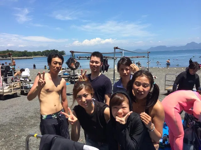 海辺で記念撮影するBIG BLUEの参加者（2015年）