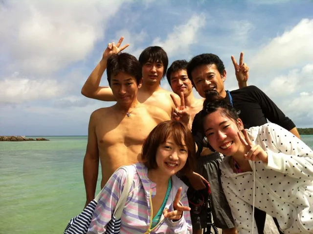 海辺で記念撮影するBIG BLUEの参加者（2012-2013年）