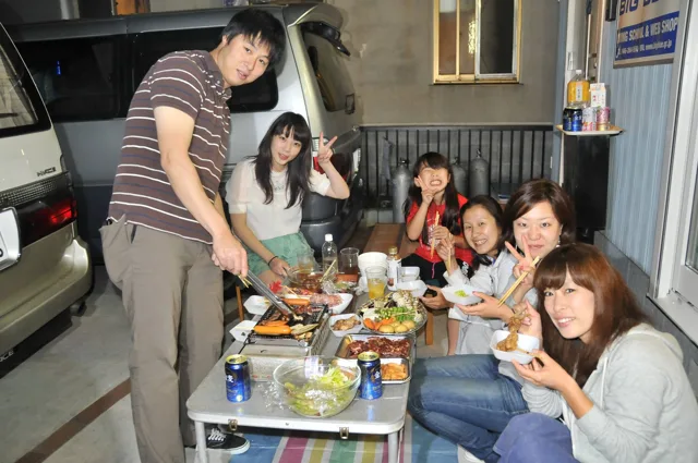 テーブルを囲んで食事を楽しむ参加者（2012-2013年）