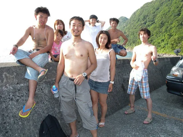 海辺で記念撮影するBIG BLUEの参加者（2012-2013年）