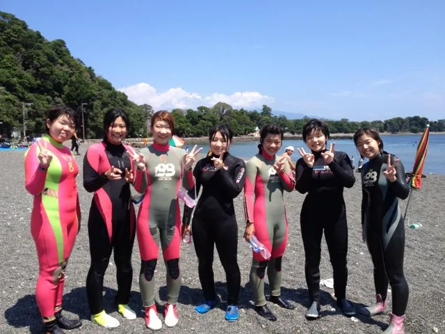 海辺で記念撮影するBIG BLUEの参加者（2012-2013年）