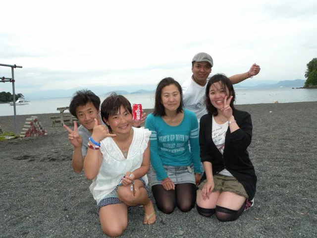 海辺で記念撮影するBIG BLUEの参加者（2012-2013年）