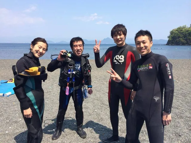 海辺で記念撮影するBIG BLUEの参加者（2014年）