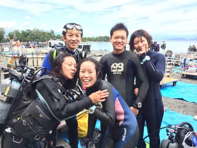 海辺で記念撮影するBIG BLUEの参加者（2015年）