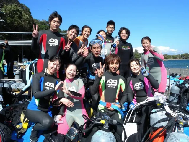 海辺で記念撮影するBIG BLUEの参加者（2012-2013年）