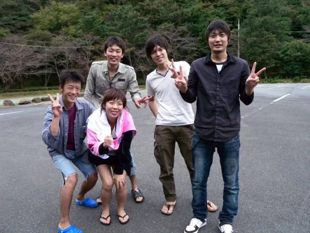 山と海を背景に並ぶ参加者（2012-2013年）