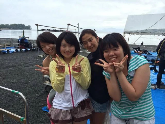 海辺で記念撮影するBIG BLUEの参加者（2014年）