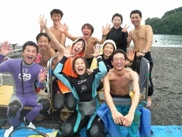 海辺で記念撮影するBIG BLUEの参加者（2012-2013年）