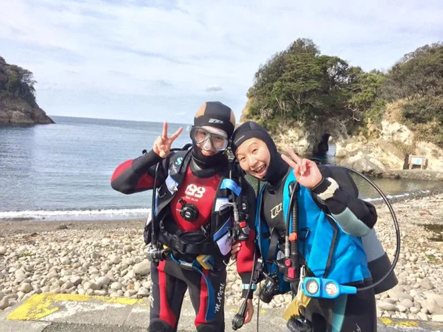 海辺で記念撮影するBIG BLUEの参加者（2015年）