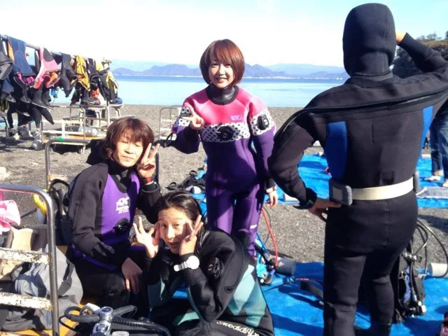 海辺で記念撮影するBIG BLUEの参加者（2014年）